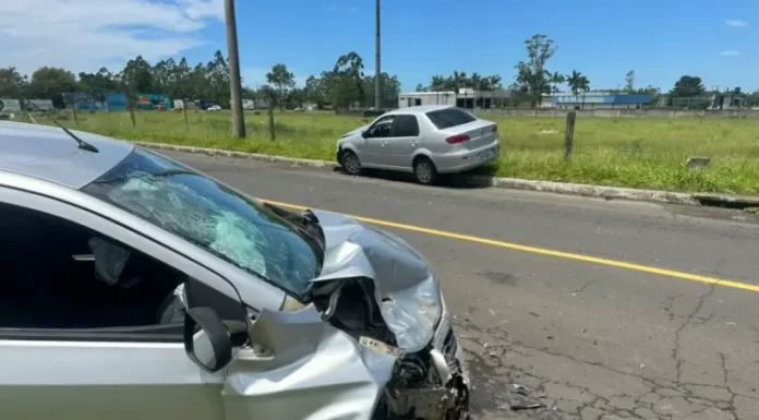 Mulher invade a contramão e colide frontalmente com veículo ocupado por idosos em Araranguá