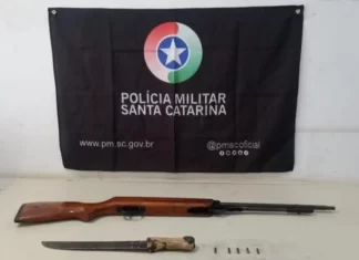 Homem tenta estrangular companheira e foge da polícia em Araranguá