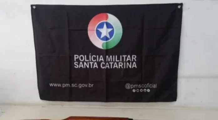 Homem tenta estrangular companheira e foge da polícia em Araranguá