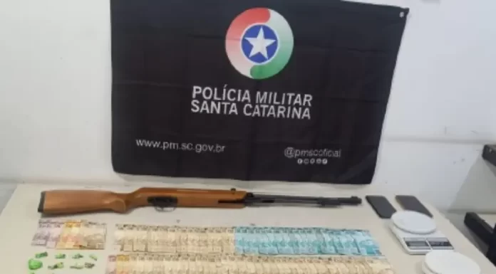 Flagrante no bar: Polícia desmonta esquema de tráfico e apreende arma adulterada
