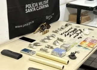 PM de Sombrio desmantela esquema de drogas e apreende armas e entorpecentes em operação no Bairro Guarita