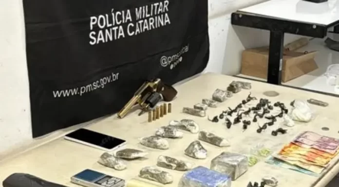 PM de Sombrio desmantela esquema de drogas e apreende armas e entorpecentes em operação no Bairro Guarita