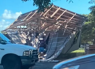 Casa transportada por caminhão tomba e gera prejuízo moradores de Sombrio