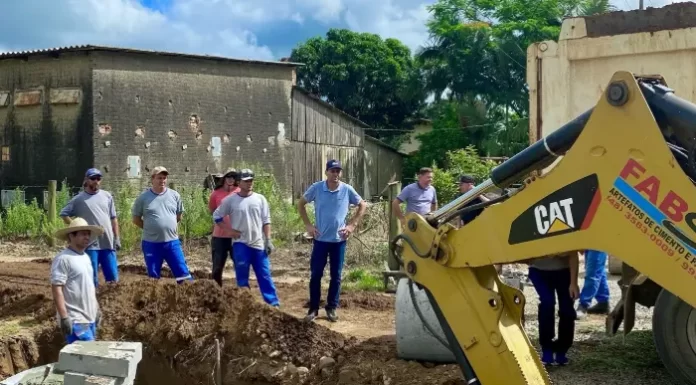 Prefeito Alex e vice Ismael visitam obras e conversam com os moradores