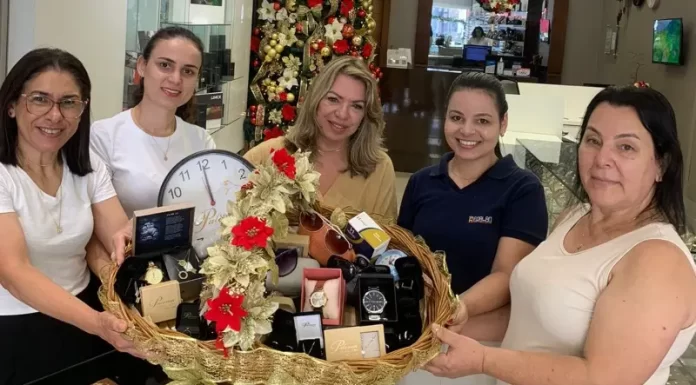 Óptica Paloma entrega a “Cesta Mágica” para a ganhadora Ana Claudete