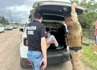 Idoso é encontrado morto sentado no sofá com hematomas pelo corpo e filho foi detido e levado à delegacia