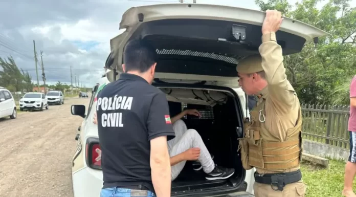 Idoso é encontrado morto sentado no sofá com hematomas pelo corpo e filho foi detido e levado à delegacia
