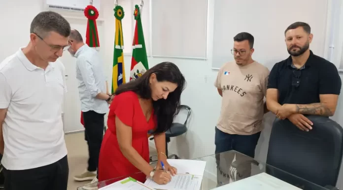 Prefeita Gislaine entrega ordem de serviço para obra na Nova Brasília
