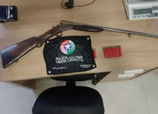 Homem Entrega Arma Herdada à Polícia em São João do Sul