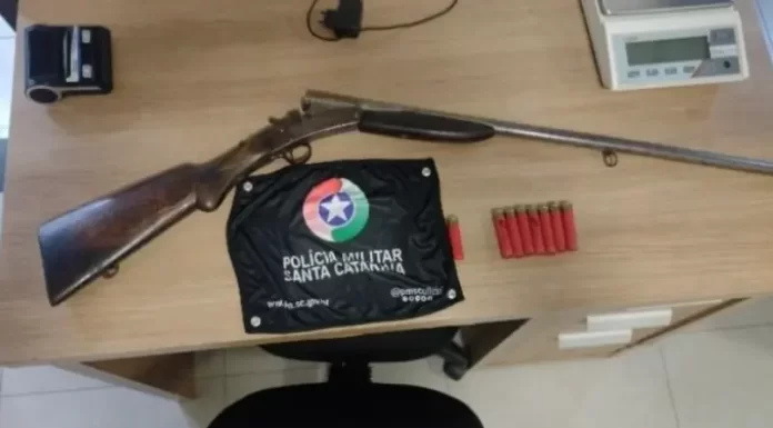 Homem Entrega Arma Herdada à Polícia em São João do Sul