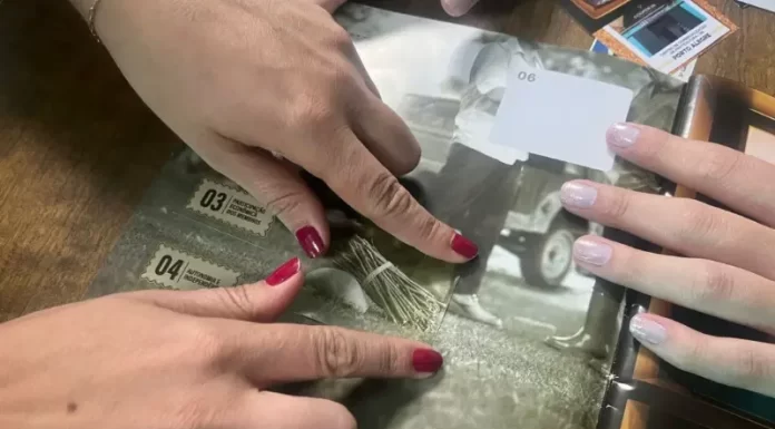 Colaboradores da Cooperja fortalecem laços com álbum de figurinhas histórico