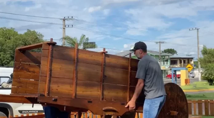 Monumento do Carro de Boi de São João do Sul é retirado para manutenção