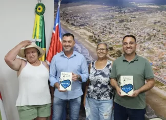 Balneário Gaivota: Artesãos entregam souvenir para Kekinha e Jonatå