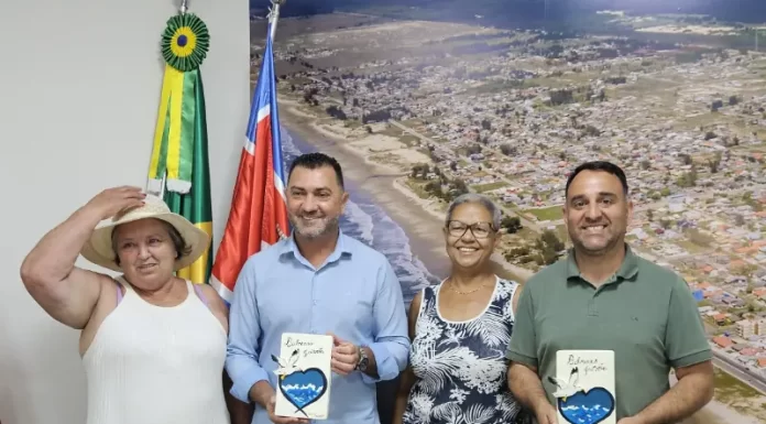Balneário Gaivota: Artesãos entregam souvenir para Kekinha e Jonatå