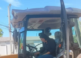 Sombrio adquire nova retroescavadeira para reforçar serviços de infraestrutura e agricultura