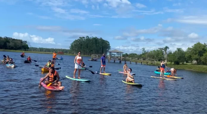 Balneário Gaivota: Festival de Stand Up e Caiaque na Lagoa de Fora bota famílias para remar