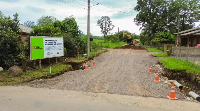 Prefeitura inicia pavimentação na avenida que liga o bairro Leão a rodovia SC-108