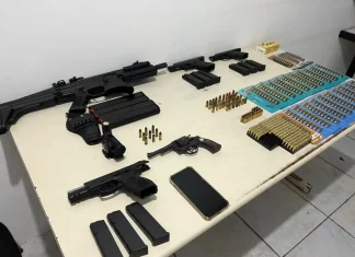 Homem é preso com arsenal de armas e munições em Sombrio