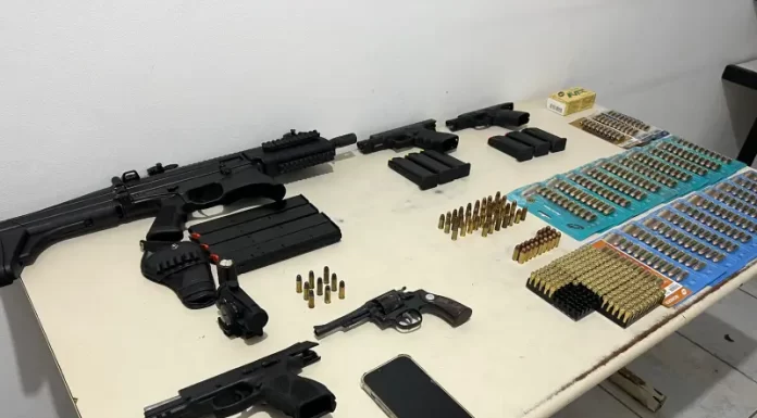 Homem é preso com arsenal de armas e munições em Sombrio