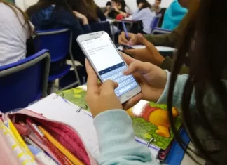 Sancionada a lei que restringe uso de celular em escolas