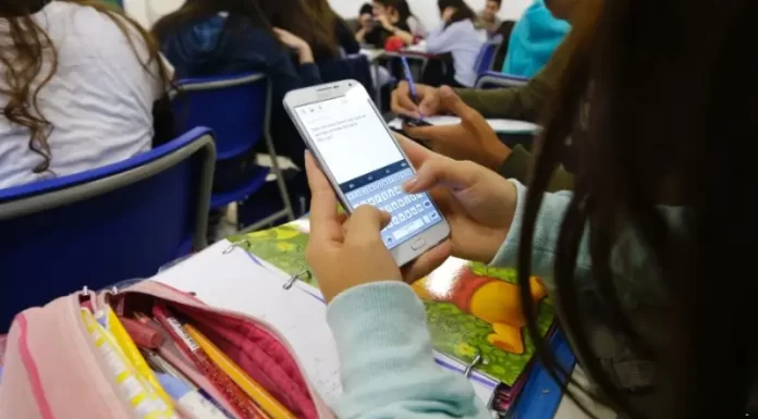Sancionada a lei que restringe uso de celular em escolas