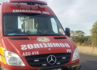 Grave acidente entre carro e moto deixa jovem ferido em Passo de Torres