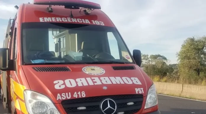 Grave acidente entre carro e moto deixa jovem ferido em Passo de Torres