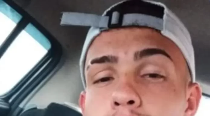 Jovem morre ao colidir moto em poste na Avenida XV de Novembro