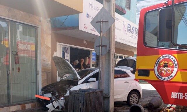 Acidente no centro de Turvo deixa mulheres feridas