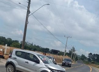 Jovem fica gravemente ferido em acidente entre carro e moto em Içara