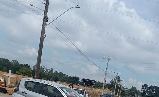 Jovem fica gravemente ferido em acidente entre carro e moto em Içara