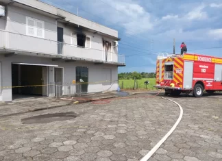 Incêndio atinge apartamentos em Turvo e mobiliza bombeiros