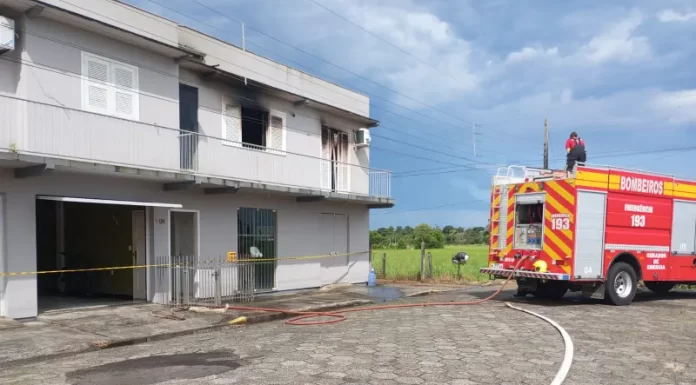 Incêndio atinge apartamentos em Turvo e mobiliza bombeiros