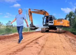Deputado Tiago Zilli confere obra de pavimentação no Acesso Sul em Araranguá
