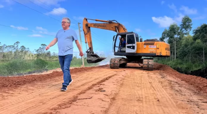 Deputado Tiago Zilli confere obra de pavimentação no Acesso Sul em Araranguá
