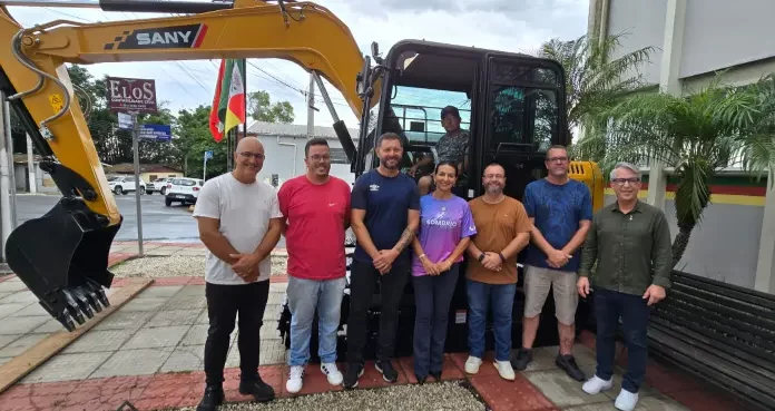 Com recurso da Câmara, Prefeitura adquire máquina e atende pedido de agricultores