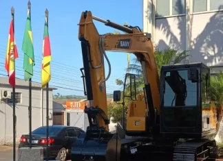 Prefeitura de Sombrio entrega miniescavadeira hidráulica para fortalecer serviços de obras e agricultura