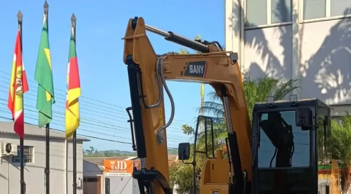 Prefeitura de Sombrio entrega miniescavadeira hidráulica para fortalecer serviços de obras e agricultura