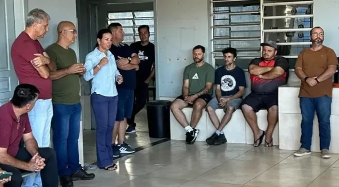 Novos secretários de Obras e Agricultura assumem cargos em reunião com servidores