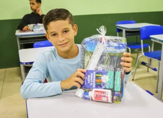 Alunos de Praia Grande recebem material escolar gratuito