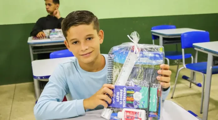 Alunos de Praia Grande recebem material escolar gratuito