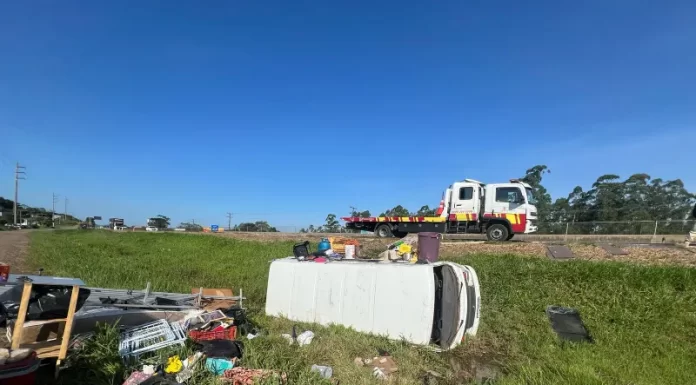 Kombi com três passageiros tomba na BR-101 em Santa Rosa do Sul