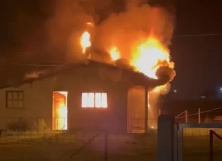Incêndio destrói casa em Balneário Gaivota na madrugada desta quarta-feira