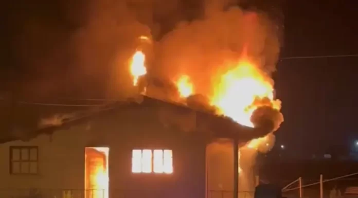 Incêndio destrói casa em Balneário Gaivota na madrugada desta quarta-feira