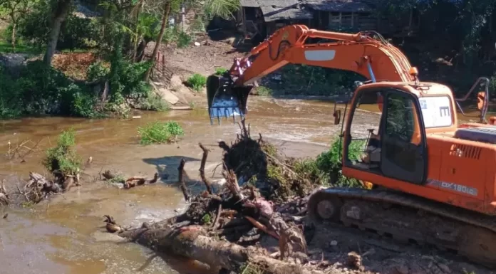 Prefeitura de Sombrio realiza limpeza das margens do Rio da Laje