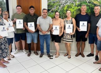 Santa Rosa do Sul: moradores do Engenho Velho recebem suas matrículas