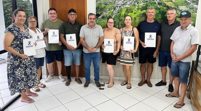 Santa Rosa do Sul: moradores do Engenho Velho recebem suas matrículas
