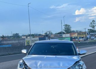 Veículo roda na pista e colide no Guard rail em Sombrio