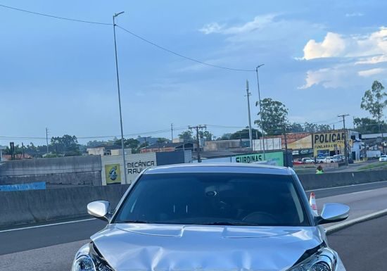 Veículo roda na pista e colide no Guard rail em Sombrio