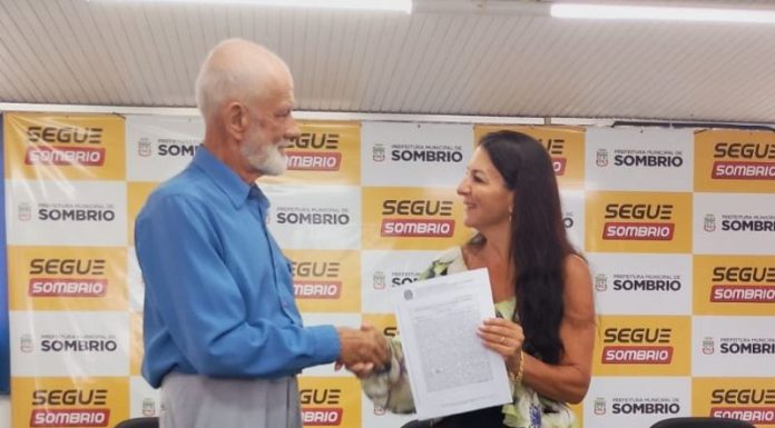Famílias de Sombrio recebem escrituras do programa Lar Legal